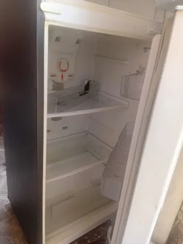 Vendo geladeira duas portas.  Ótimo estado de uso.  E com garantia 