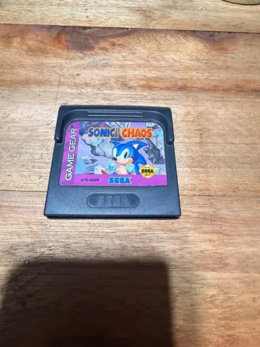 cartucho original do jogo Sonic Chaos para o console portátil Sega Game Gear