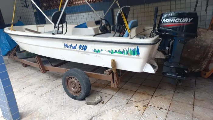Barco com motor Mercury de 30 HP pouco usado em excelente estado