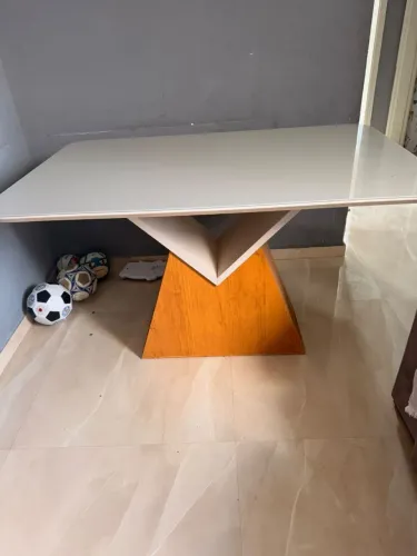 Vendo mesa 4 cadeiras, semi nova tampa de vidro