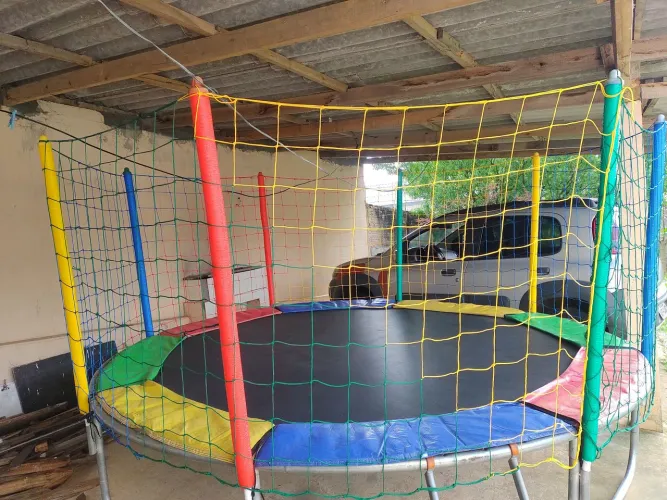 Vende cama elástica grande 3,05 metros , 700 reais
