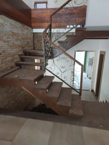 Escada de madeira