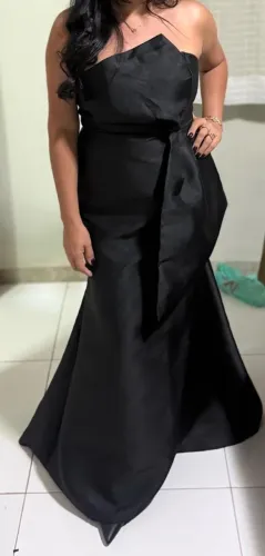 Aluga-se vestido preto.