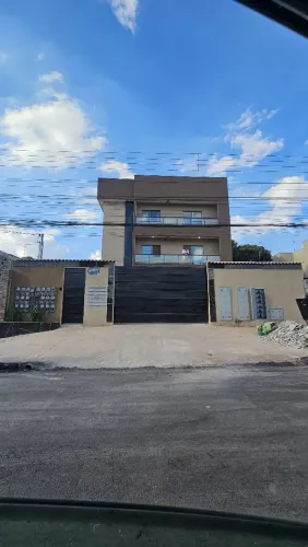 ALUGA-SE APTO COM SACADA NO SETOR 08 PERTO DO TÁTICO 
