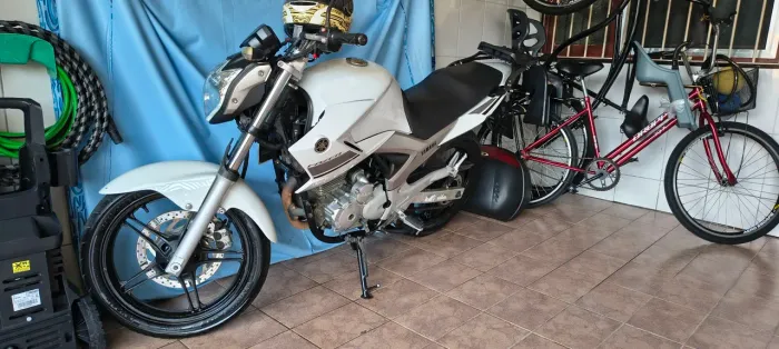 Fazer 250 baixo km bem conservada
