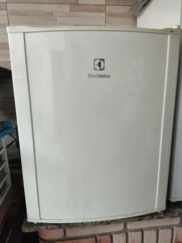 Frigobar Electrolux RE80 127 volts