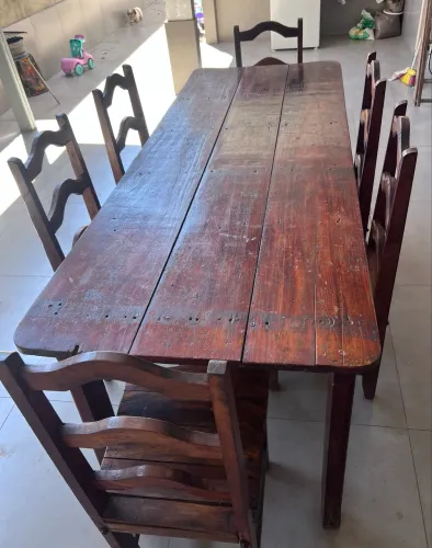 Mesa de madeira com 6 cadeiras