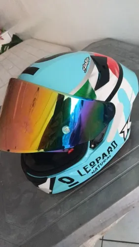Vendo capacete esportivo