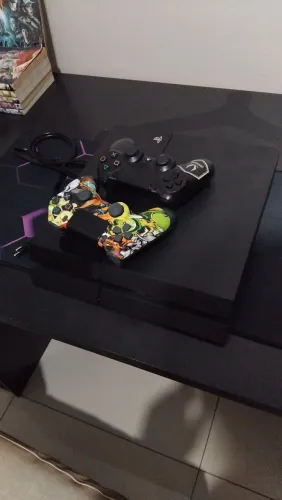 PS4 FAT 500GB 2 controles 1 jogo comprado recente no camelodromo