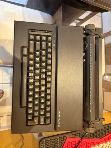 Máquina datilografar Olivetti PRAXIS 20 inoperante