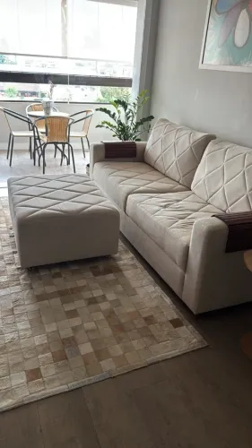 Lindo Sofá Bege com Chassi (Puff) e Bandejas de Braço