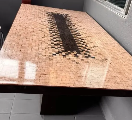 Mesa de 6 cadeiras, trabalhada em mosaico com acabamento em resina.