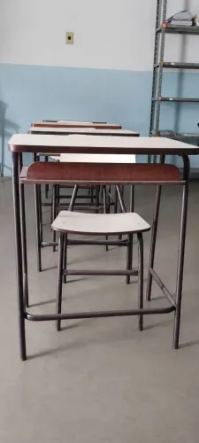 Conjunto de mesa e cadeira escolar