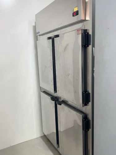 Refrigerador industrial 4 portas