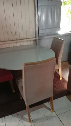 Vende se uma mesa