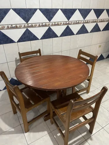 Mesa de madeira maciça 
