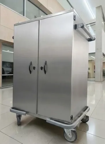 Carrinho de inox para transportar alimentos em rede hospitalar