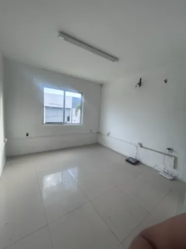 Salas comerciais primeiro andar Centro Eusébio 