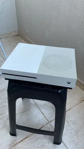 ? Xbox One S 500GB + Controles - Bom estado!