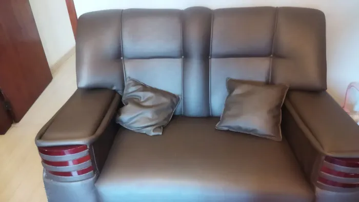 Sofá corino marrom 2 lugares
