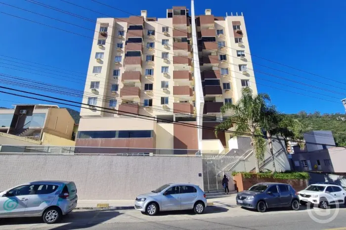 Apartamento semi mobiliado com sacada e churrasqueira na Costeira do Pirajubaé