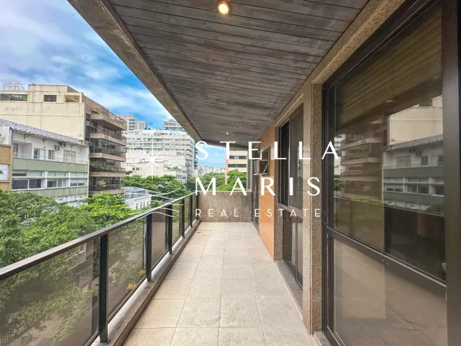 Ipanema, Quadra da Praia, 166M2, Apartamento para reforma com varandão, à venda em prédio 