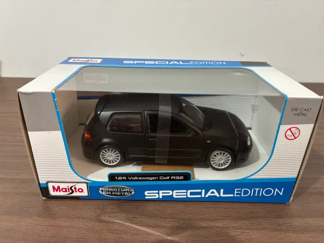 Miniatura Volkswagen Golf R32 - Escala 1:24 Maisto Special Edition
