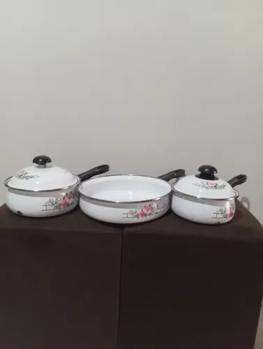 Jogo de panelas ágatas com 3 peças.