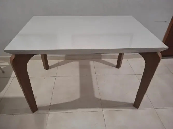 Mesa 120X80 com vidro em perfeito estado de conservação