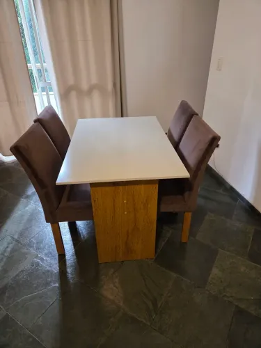 Mesa de jantar com 4 cadeiras