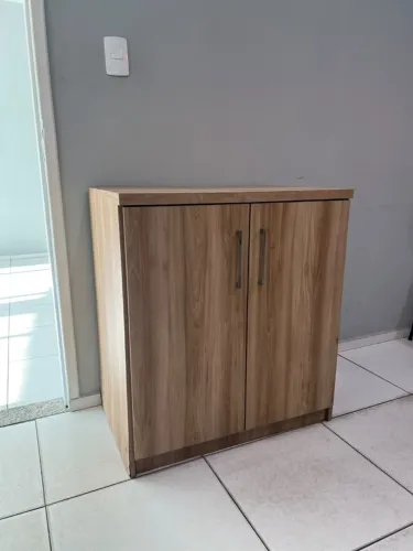 Armário baixo de escritório com 2 portas amadeirado