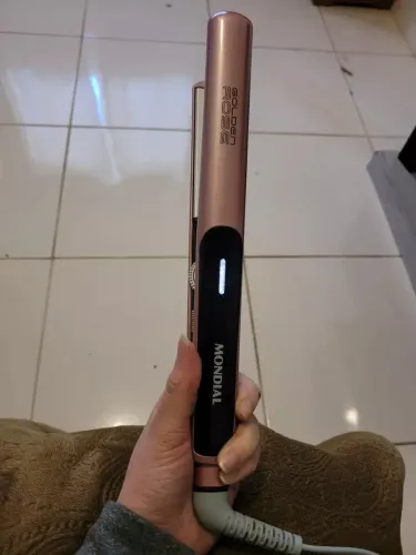Vendo uma prancha de cabelo e uma escova secadora