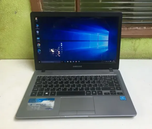 Notebook Samsung /4gb Ram /Graphics 610 /Hdmi /Win 10 /HD 500 /Bluetooth /Bateria Ok