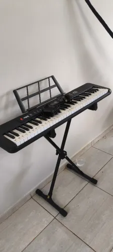 Teclado Musical Kobe KB-300 5/8 61 Teclas com Sensibilidade ao Toque com Pedal Sustain