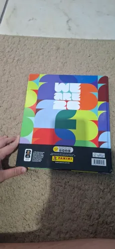 Vendo album da copa de 2026 capa dura com 954 figurinhas coladas + Brindes