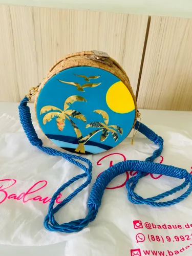 Bolsa Badauê redonda de palha P - paisagem com dois coqueiros.