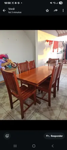 Mesa de madeira maciça com 6 cadeiras