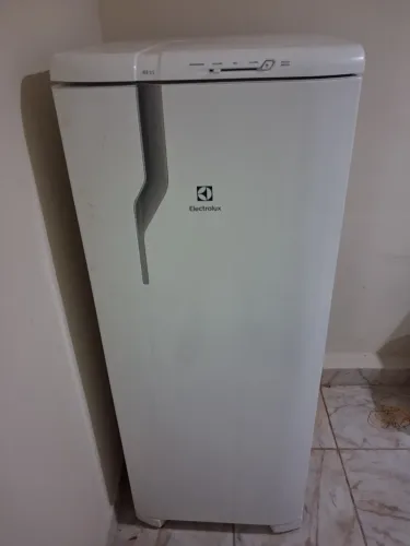 GELADEIRA ELECTROLUX 240 LITROS SEMINOVA