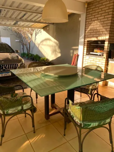 Mesa de Madeira com Tampo de vidro e suporte giratório