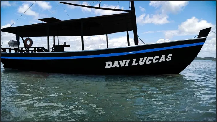 Lindo barco pesca e lazer 
