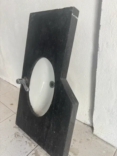Pia de mármore puro com cuba e torneira ? 92 cm