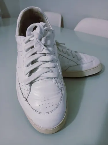 Vendo esse tênis unisex em couro legítimo cor branca num 35/36 usado em bom estado