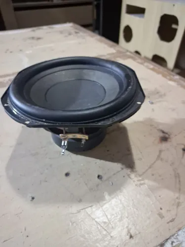 Subwoofer.  6 polegadas. 4 ohms.. funcionando 