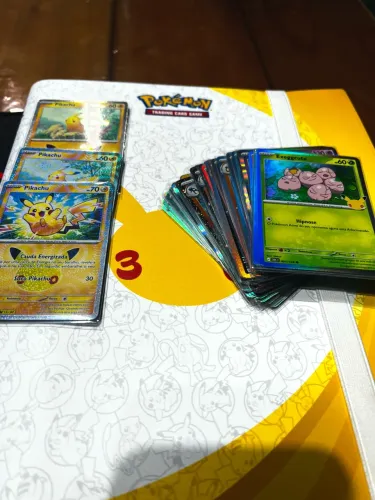 Fichário com Base Set 30 anos quase completo