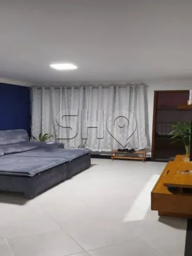 Sobrado em Condomínio fechado com 3 dormitórios e 1 suíte