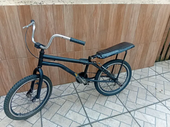 Bicicleta aro 20 montadinha, com garupa, guidao de 160. Boa para grau