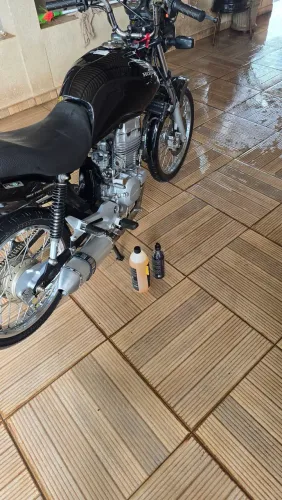 Fan 150 com motor de twister