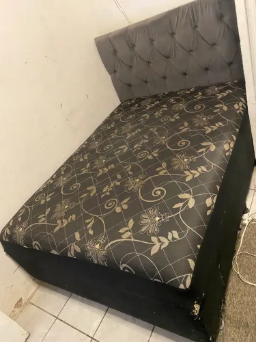 cama e cabiceira