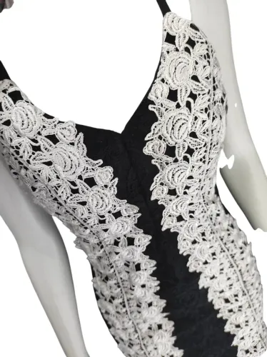 Vestido bordado preto e branco