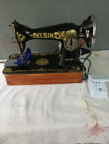 Vendo máquina de costura reta Elgin